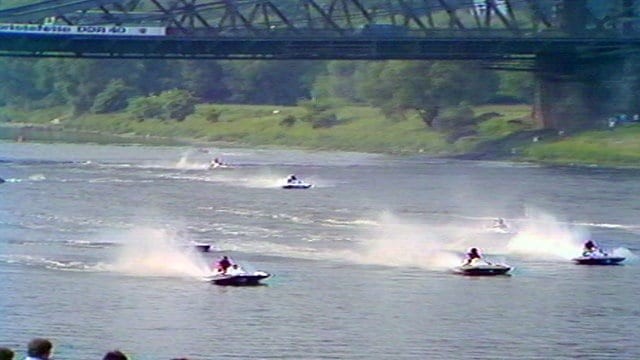 Aufnahme aus der Sendung "Aktuelle Kamera" vom 10. Juni 1989. Gezeigt wird die Rennszene bei der 26. Internationale Motorboot-Regatta für Frieden und Freundschaft in Dresden.
